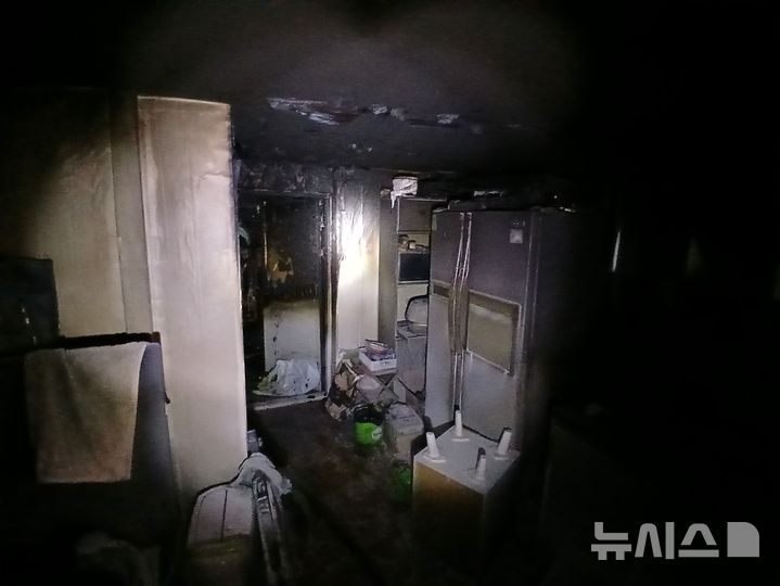 [인천=뉴시스] 지난 19일 오후 8시44분께 인천 서해구 석남동의 한 다가구주택 반지하 세대에서 화재가 발생했다. (사진=인천소방본부 제공) 2026.10.20. photo@newsis.com