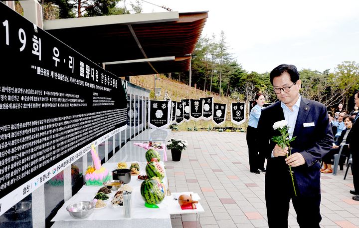 [보령=뉴시스] 추모제에서 헌화하는 엄승용 보령시장. (사진=보령시 제공) 2026.10.20. photo@newsis.com *재판매 및 DB 금지