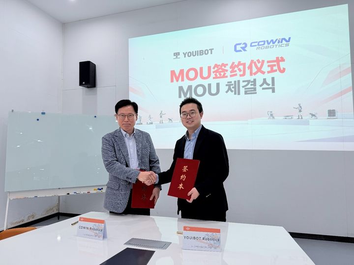 (왼쪽)최현순 코윈로보틱스 대표이사, (오른쪽)코디 장(Cody Zhang) 유아이봇 CEO. (사진=코윈로보틱스) *재판매 및 DB 금지