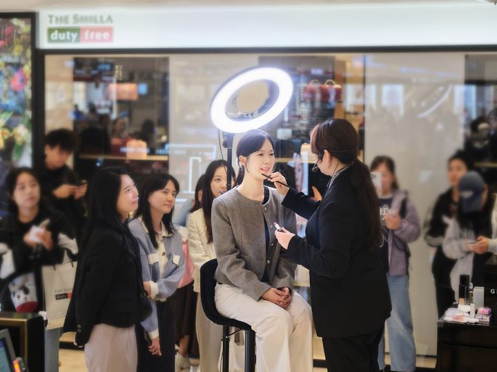 [서울=뉴시스] 신라면세점이 22일까지 서울점에서 '겔랑(GUERLAIN)'과 함께 메이크업 쇼를 진행한다. (사진=신라면세점 제공) 2026.10.20. photo@newsis.com *재판매 및 DB 금지