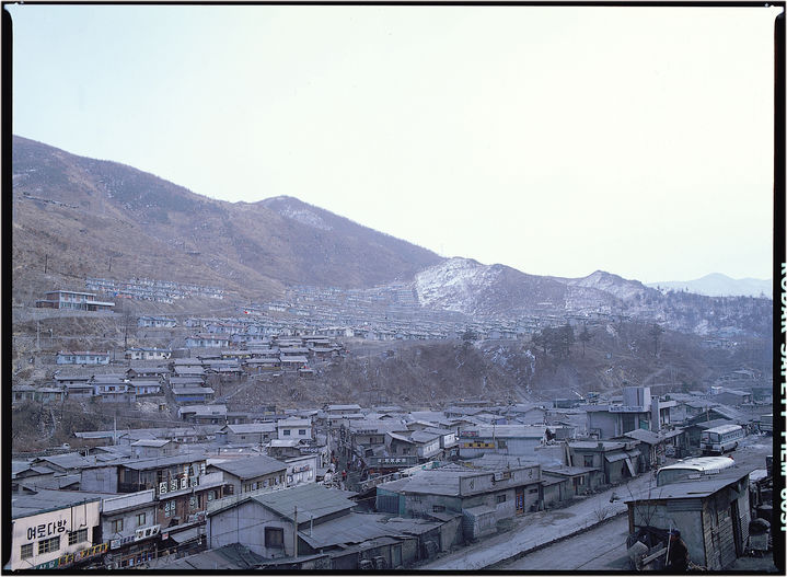 [서울=뉴시스] 1980년대 초반 다방이 즐비한 정선 고한읍 전경 (사진=아리랑아카이브 제공) 2026.10.20. photo@newsis.com *재판매 및 DB 금지