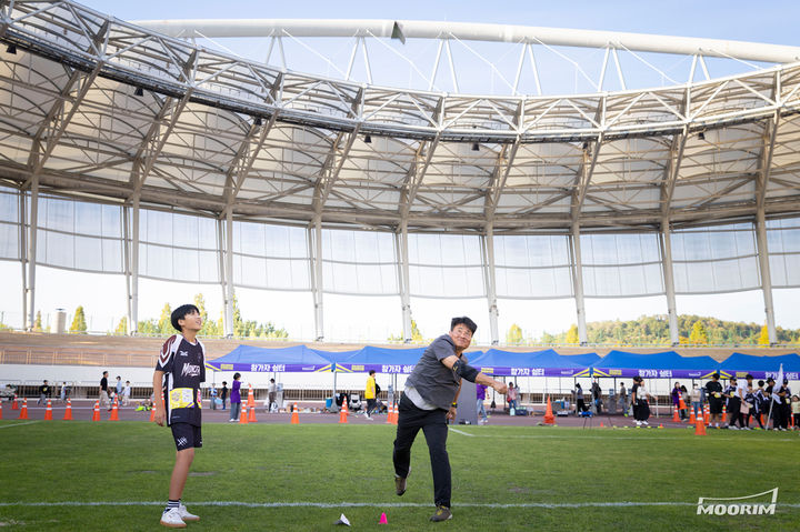 제7회 무림페이퍼 KOREAN CUP 종이비행기대회, 첫 '가족 챔피언' 탄생.(사진=무림페이퍼 제공) *재판매 및 DB 금지