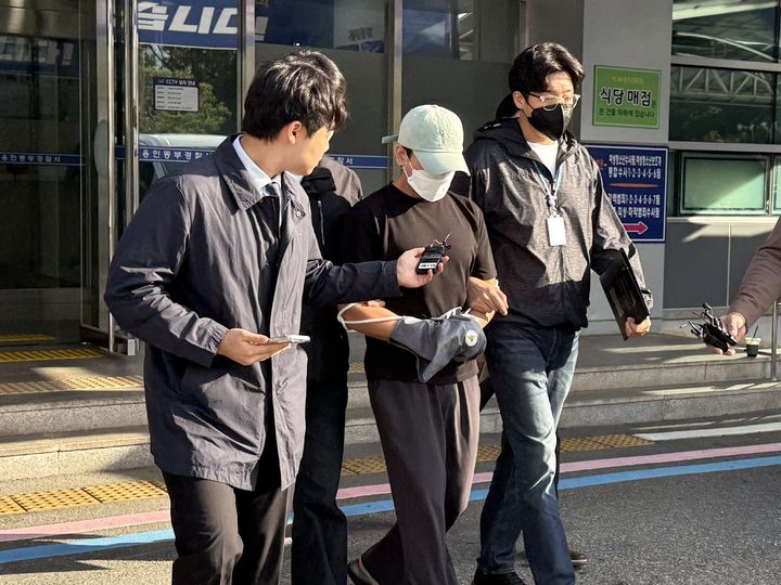 [용인=뉴시스] 구속 송치되는 A씨. (사진=독자 제공) 2026.10.12. photo@newsis.com *재판매 및 DB 금지