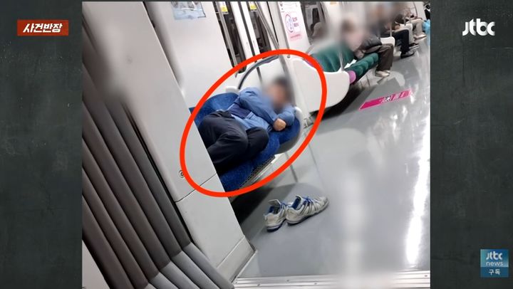 [서울=뉴시스] 지난 19일 유튜브 채널 'JTBC News'의 '사건반장'에는 광주 지하철 1호선 노약자석에서 한 승객이 신발을 벗어놓고 잠든 모습이 제보되며 대중교통 이용 에티켓 논란이 불거졌다. (사진=유튜브 채널 'JTBC News' 화면 캡쳐) 2026.10.20.