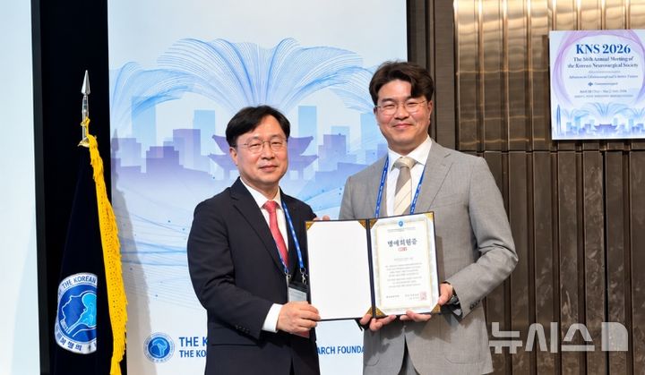 [서울=뉴시스] (왼쪽부터)김긍년 대한신경외과학회 이사장과 유현승 시지바이오 대표이사가 기념촬영을 하고 있다. (사진=시지바이오 제공) 2026.10.20. photo@newsis.com