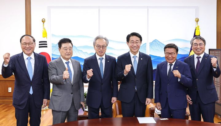 [서울=뉴시스] (왼쪽부터) 최명배 와이씨 회장​, 조시영 대창 회장, 최진식 한국중견기업연합회 회장, 조정식 국회의장, 구자관 삼구아이앤씨 책임대표사원, 김현철 한국중견기업연합회 상근부회장. (사진=한국중견기업연합회 제공) 2026.10.20. photo@newsis.com *재판매 및 DB 금지