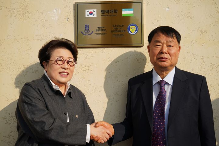 [서울=뉴시스] 15일 우즈베키스탄 페르가나 한국국제대에서 열린 현판 증정식에서 김종희 상명대 총장과 박준호 페르가나 한국국제대 총장이 기념 촬영을 하고 있다. (사진=상명대 제공) 2026.10.20. photo@newsis.com *재판매 및 DB 금지