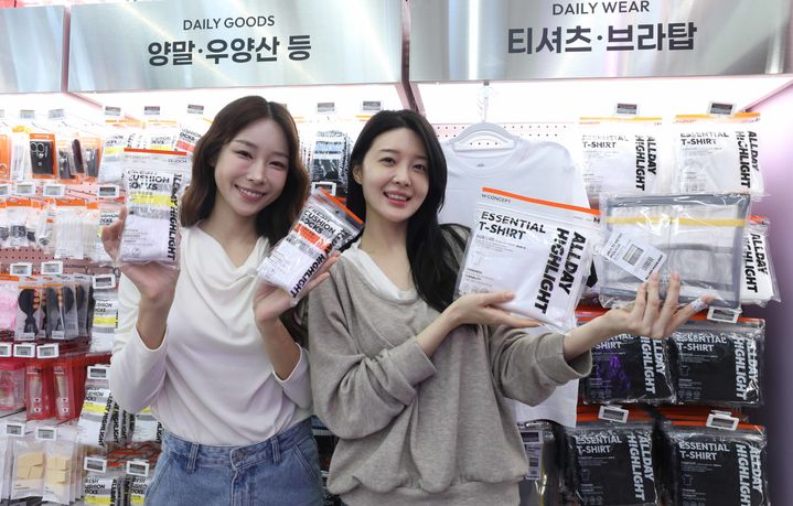[서울=뉴시스] 이마트24는 16일 서울 종로구 신설동에 헬스·뷰티·패션 특화점포 '올데이케어랩점'을 열고 급격한 날씨 변화에 필요한 패션 상품을 가까운 곳에서 빠르게 구매하려는 수요에 대응하고 있다. (사진=이마트24 제공) 2026.10.20. photo@newsis.com *재판매 및 DB 금지