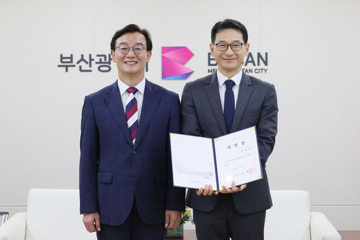 [부산=뉴시스]심재운 부산테크노파크 원장(오른쪽)이 부산시의회 인사청문회와 중소벤처기업부 장관 승인을 거쳐 지난 19일 부산시장으로부터 임명장을 받고 본격적인 업무에 들어갔다. (사진=부산테크노파크 제공) 2026.10.20. photo@newsis.com *재판매 및 DB 금지