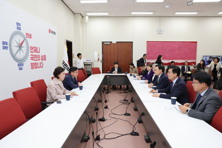 [서울=뉴시스] 대한민국교육감협의회(교육감협)는 지난 19일 정점식 국민의힘 원내대표, 국회 교육위원회 소속 이인선 국민의힘 의원을 만나 정부의 지방교육재정교부금 개편에 대한 교육 현장의 우려를 전달했다고 20일 밝혔다. (사진=대한민국교육감협의회 제공) 2026.10.20. photo@newsis.com *재판매 및 DB 금지