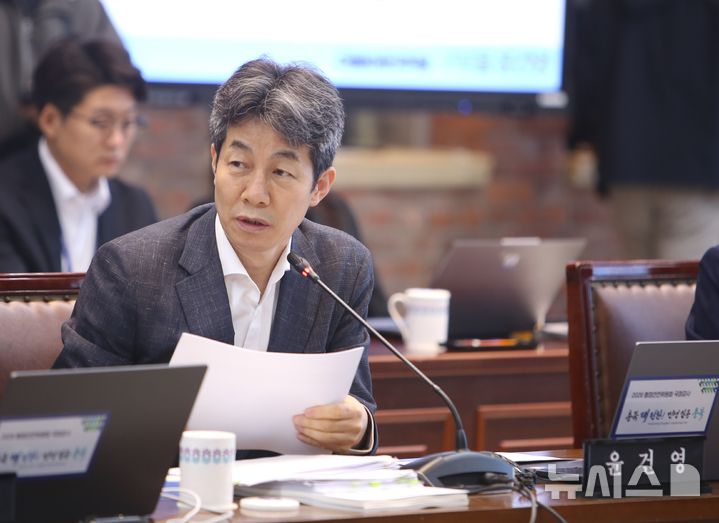 [청주=뉴시스] 서주영 기자 = 윤건영 더불어민주당 의원이 지난 20일 충북도청 다목적관에서 열린 국회 행정안전위원회 국정감사에서 질의하고 있다. 2026.10.20. juyeong@newsis.com 
