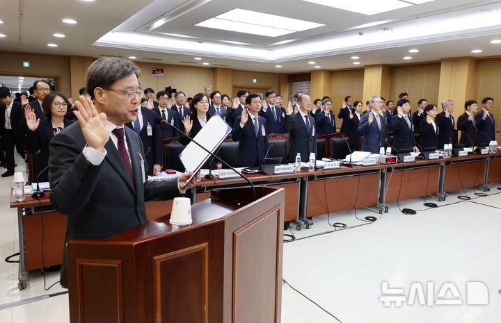 [전남광주=뉴시스] 양시원 기자 = 20일 전남광주 동구 광주고법에서 열린 국회 법제사법위원회의 광주고등법원 등에 대한 국정감사 도중 이원범 대전고등법원장이 피감 기관장을 대표해 증인 선서하고 있다.(공동취재) 2026.10.20. goodwrite97@newsis.com