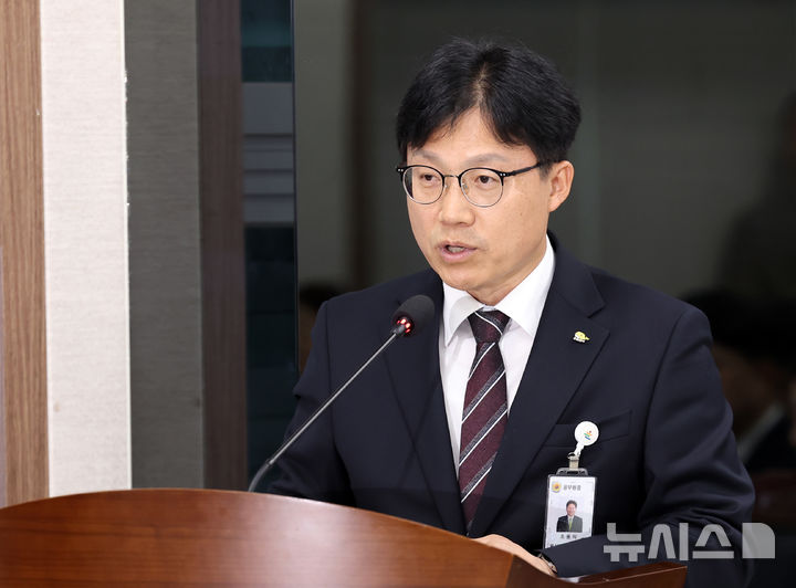  [부산=뉴시스] 하경민 기자 = 국회 교육위원회의 부산·울산·경남·대구·경북·강원교육청에 대한 국정감사가 열린 20일 부산 부산진구 부산시교육청에서 조용식 울산교육감이 업무보고를 하고 있다. 2026.10.20. yulnetphoto@newsis.com 