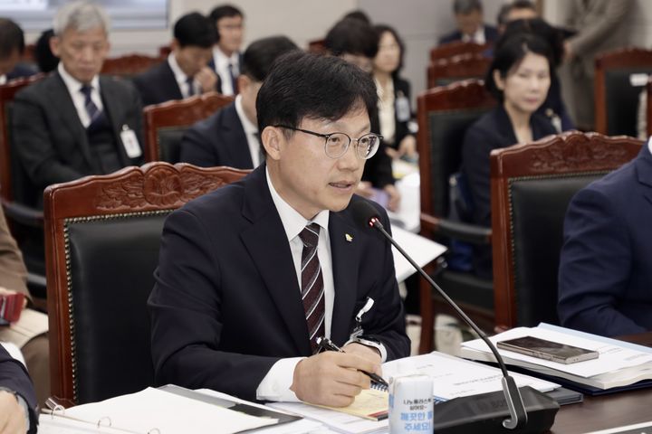 [울산=뉴시스] 구미현 기자 = 조용식 울신교육감이 20일 부산교육청에서 열린 국회 교육위원회 국정감사에서 이주영 위원의 질의에 답변하고 있다. (사진=울산교육청 제공) 2026.10.20 gorgeouskoo@newsis.com *재판매 및 DB 금지