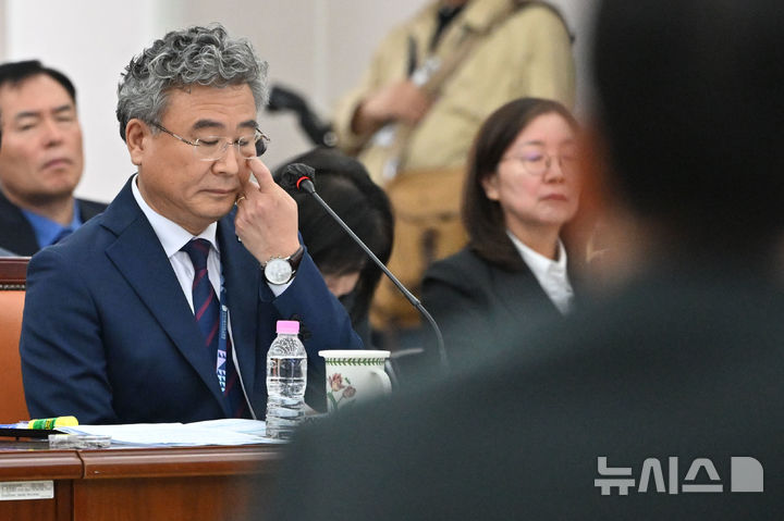 [전남광주=뉴시스] 이영주 기자 = 천호성 전북도교육감이 20일 오전 전남광주 무안군 전남광주교육청 무안청사에서 열린 국회 교육위원회 국정감사에 참여해 국민의힘 박정훈 의원의 질의를 받으며 난처해하고 있다. 2026.10.20. leeyj2578@newsis.com