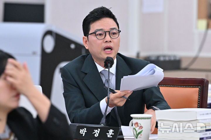 [전남광주=뉴시스] 이영주 기자 = 국회 교육위원회 국민의힘 박정훈 의원이 20일 오전 전남광주 무안군 전남광주교육청 무안청사에서 열린 국회 교육위원회 국정감사에 참여해 천호성 전북도교육감에게 질의하고 있다. 2026.10.20. leeyj2578@newsis.com