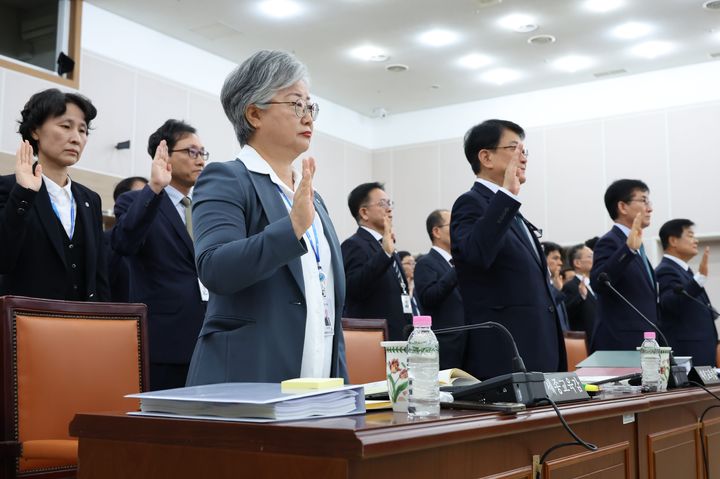 [세종=뉴시스] 송승화 기자 = 20일 광주·전남교육청에서 열린 국회 교육위원회 2반 국정감사에서 강미애 세종교육감 등이 선서를 하고 있다. (사진=세종시교육청). 2026.10.20. photo@newsis.com *재판매 및 DB 금지