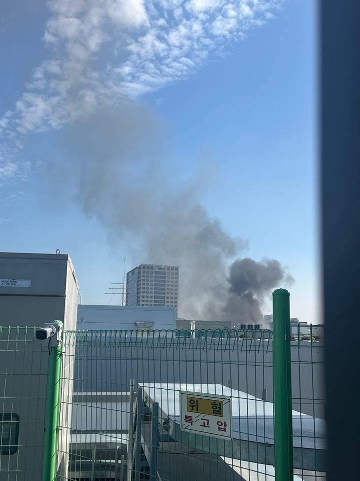 [의왕=뉴시스] 20일 오전 11시40분께 경기 의왕시 삼동에 위치한 현대자동차그룹 의왕연구소에 불이 나 소방당국이 진화 중이다. (사진=경기도소방재난본부 제공) 2026.10.20. photo@newsis.com *재판매 및 DB 금지