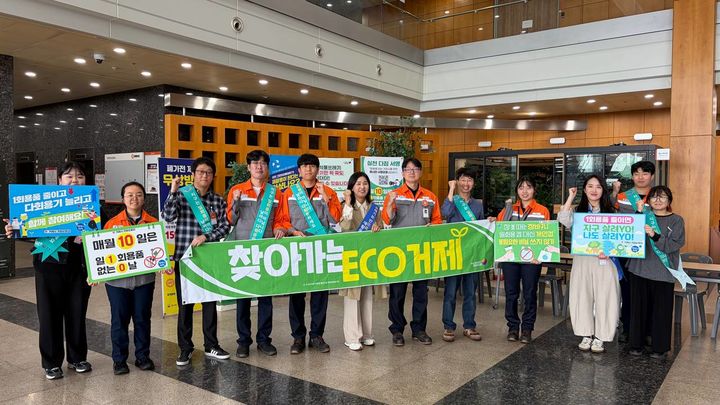 [거제=뉴시스] 신정철 기자= 경남 거제시는 지난 16일 삼성중공업과 19일 한화오션을 방문해 조선소 직원들을 대상으로 ‘찾아가는 ECO거제’ 홍보캠페인을 실시했다.사진은 거제시 홍보캠페인 모습.(사진=거제시 제공).2026.10.20. photo@newsis.com *재판매 및 DB 금지