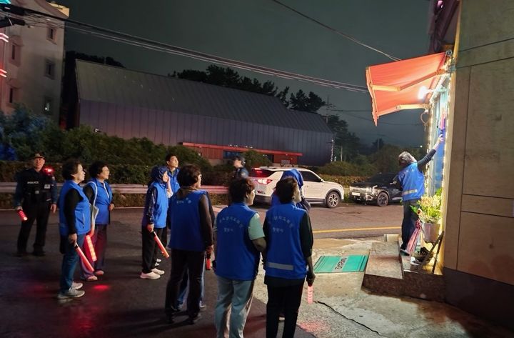 [창원=뉴시스] 강경국 기자 = 경남 창원시 진해구 덕산동 청소년지도위원회 회원과 덕산지구대 경찰관들이 19일 저녁 청소년 밀집 지역과 야간 취약 지역에서 합동순찰을 하고 있다. (사진=창원시청 제공). 2026.10.20. photo@newsis.com *재판매 및 DB 금지