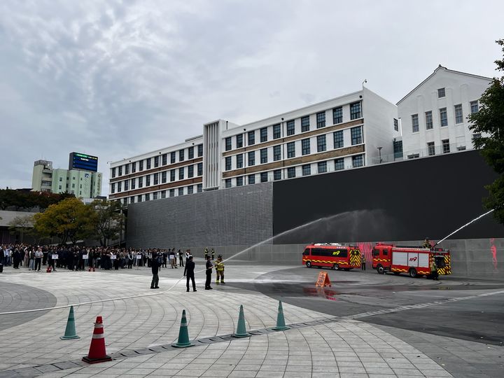[전남광주=뉴시스] 전남광주통합특별시 소방본부는 국립아시아문화전당과 옛 전남도청에서 동시다발적 화재 발생에 대비한 대규모 합동 소방훈련을 벌였다고 20일 밝혔다. (사진=전남광주소방본부 제공) 2026.10.20. photo@newsis.com *재판매 및 DB 금지