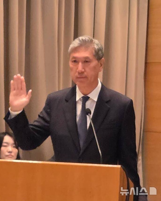 [베이징=뉴시스] 박정규 특파원 = 노재헌 주중국대사가 20일 중국 베이징 주중대사관에서 열린 국회 외교통일위원회 국정감사에서 선서를 하고 있다. 2026.10.20 pjk76@newsis.com