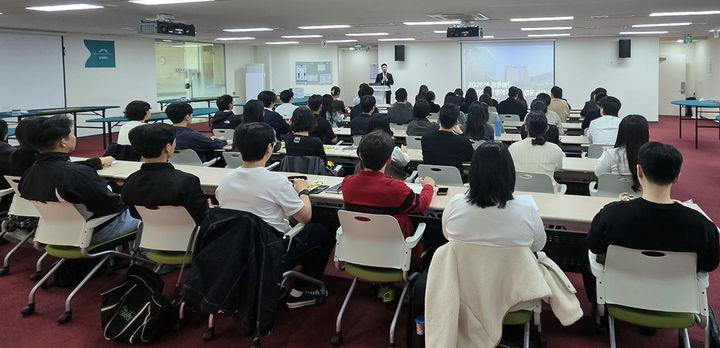 강원랜드가 하이원 글로벌 아카데미 청년인턴 카지노 딜러 50명을 선발해 서울 아카데미 교육장에서 카지노 전문 인력 양성 교육 프로그램을 운영하고 있다.(사진=강원랜드 제공) *재판매 및 DB 금지