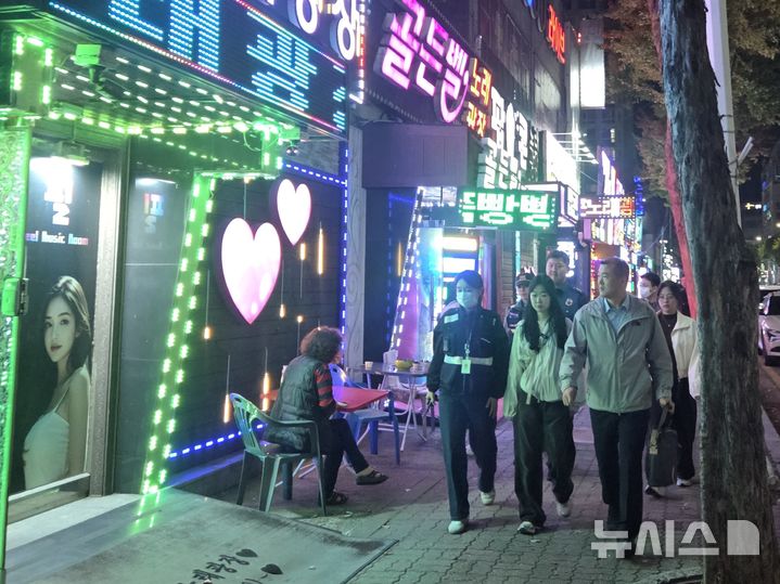 [평택=뉴시스] 평택시 포승읍 도곡리 일대에서 도보순찰을 벌이고 있는 모습 (사진=평택경찰서 제공) 2026.10.20.photo@newsis.com 