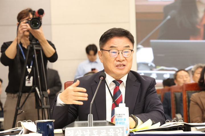 [창원=뉴시스]20일 권순기 경남교육감이 부산시교육청에서 진행되고 있는 2026년 국정감사와 관련해 답변하는 모습.(사진=경남교육청 제공) 2026.10.20.photo@newsis.com *재판매 및 DB 금지