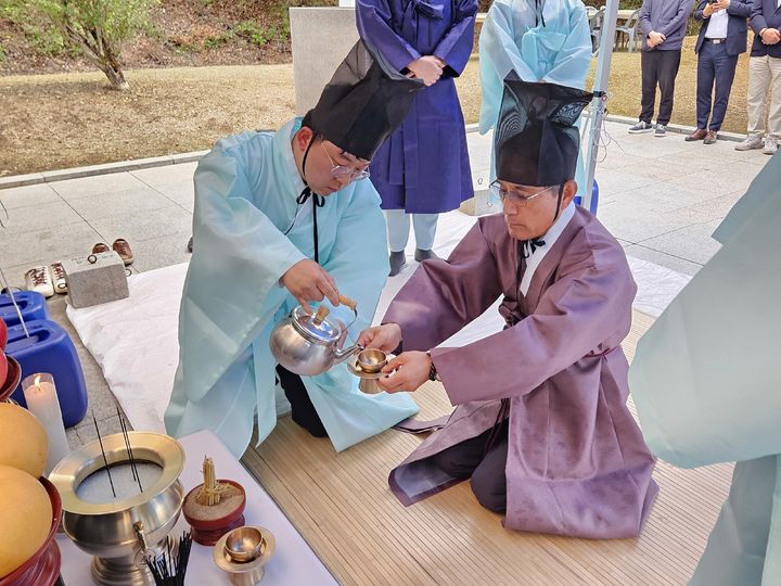 [창녕=뉴시스] 안지율 기자 = 시설관리공단이 추모공원에서 무연고자 합동위령제를 봉행하고 있다. (사진= 창녕군시설관리공단 제공) 2026.10.20. photo@newsis.com *재판매 및 DB 금지