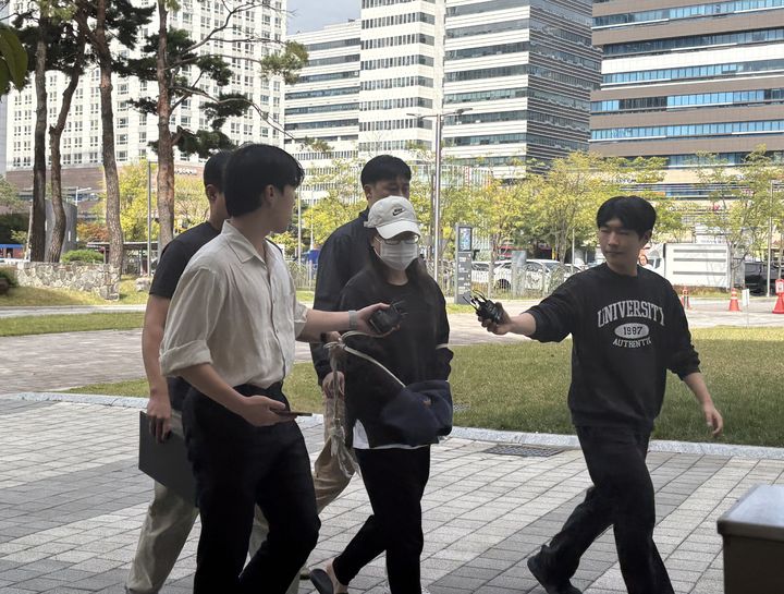 [서울=뉴시스] 서울동부지법 양환승 영장전담 부장판사는 20일 오후 2시30분께부터 현주건조물방화 혐의를 받는 30대 여성 A씨에 대한 구속 전 피의자 심문(영장실질심사)을 진행하고 있다.사진은 A씨가 법원에 출석하는 모습.뉴시스DB.photo@newsis.com *재판매 및 DB 금지
