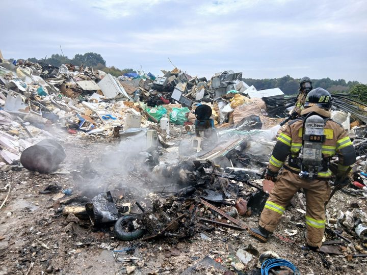 [익산=뉴시스] 20일 오전 10시37분께 전북 익산시 삼기면의 한 고물상에서 불이 나 소방대원이 불을 끄고 있다. (사진=전북도소방본부 제공) 2026.10.20. photo@newsis.com *재판매 및 DB 금지