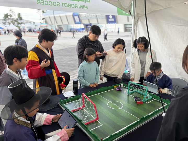 [강릉=뉴시스] 20일 2026 강릉 ITS 세계총회가 개막 2일 차를 맞아 야외 전시장에 마련된 부수에 어린이들이 관람하고 있다.(사진=강릉시 제공)photo@newsis.com *재판매 및 DB 금지