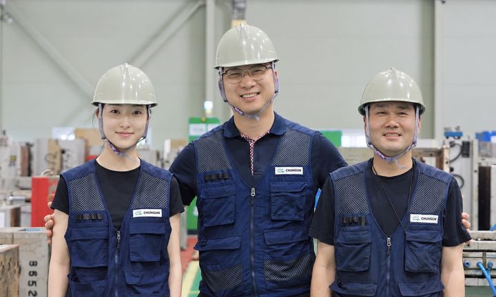 [울산=뉴시스] 근로자들이 산업현장에서 사용한 폐안전모로 만든 새활용 안전모 '다시쓸모'를 착용하고 있다. 이 모자는 2025년 12월 안전인증에 이어 2026년 9월 환경표지 인증을 획득했다. (사진=우시산 제공) 2026.10.20 photo@newsis.com *재판매 및 DB 금지