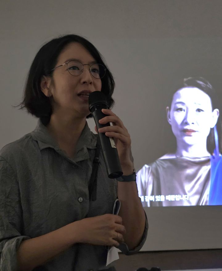 [사진=박현주 미술전문기자] 20일 서울시립미술관 방소연 학예연구사 린허쉬만 전시를 설명하고 있다. 20206.10.20. hyun@newsis.com *재판매 및 DB 금지