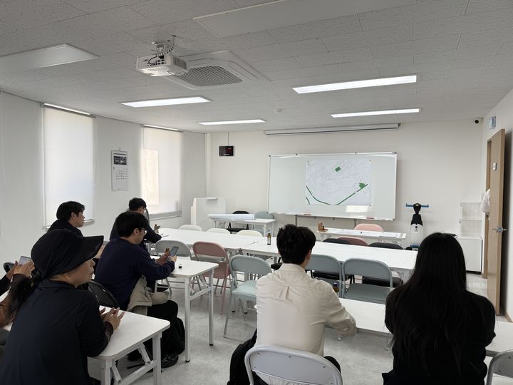 [서울=뉴시스] 주다영 인턴기자=20일 서울 송파구 가락우성아파트 재건축정비사업위원회 사무실에서 열린 현장설명회에 대우건설이 단독으로 참석했다. *재판매 및 DB 금지