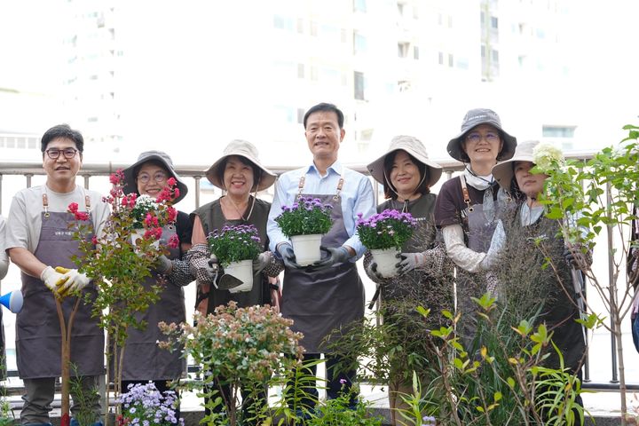 [서울=뉴시스] 성북 정원2기를 주도할 마을정원사와 이승로 성북구청장(네번째). (사진=성북구 제공) 2026.10.21. photo@newsis.com *재판매 및 DB 금지