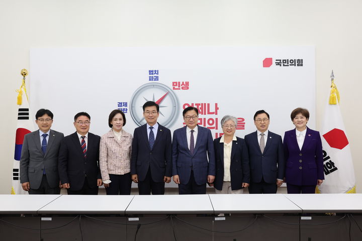 [창원=뉴시스]19일 대한민국교육감협의회는 국회를 방문해 조정식 국회의장, 국민의힘 정점식 원내대표, 이인선 국회 교육위원회 간사와 만나 '지방교육재정교부금법 일부개정법률안'에 대한 깊은 우려를 전한 후 기념촬영을 하고 있다.(사진=경남교육청 제공) 2026.10.20.photo@newsis.com *재판매 및 DB 금지