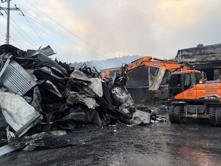 [제천=뉴시스] 20일 오전 3시26분께 충북 제천시 금성면 양화리의 한 마늘 가공공장에서 발생한 화재로 건물이 불에 타 무너져 있다. (사진=재천소방서 제공) 2026.10.20. photo@newsis.com *재판매 및 DB 금지