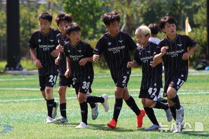 [성남=뉴시스] 성남FC 유소년(U12·U10)선수들이 훈련하고 있다 (사진=성남fc 제공) 2026.10.20.photo@newsis.com