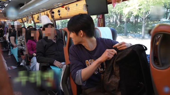 [서울=뉴시스] 16일 방영된 MBC '나혼자 산다'에서 배우 서범준이 빵지순례를 하기 위해 '빵티칸 순례버스'에 탑승했다. (사진출처: 유튜브 캡처) 2026.10.20.