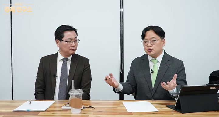 [서울=뉴시스]김종효 이사와 김인만 소장이 국내 증시와 AI 산업의 전망에 대해 이야기를 나누고 있다. (사진=유튜브 '그리구라' 캡처) 2026.10.20