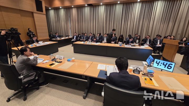 [베이징=뉴시스] 박정규 특파원 = 국회 외교통일위원회 소속 의원들이 20일 중국 베이징 주중국대사관에서 주중대사관을 상대로 국정감사를 진행하고 있다. 2026.10.20 pjk76@newsis.com