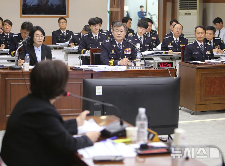 [청주=뉴시스] 서주영 기자 = 박종섭 충북경찰청장이 20일 도경찰청 대회의실에서 열린 국회 행정안정위원회 국정감사에서 의원의 질의를 듣고 있다. 2026.10.20. juyeong@newsis.com