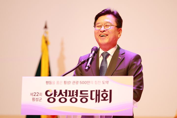 [횡성=뉴시스] 장신상 횡성군수가 20일 횡성문화예술회관에서 열린 제22회 양성평등대회에서 발언하고 있다. (사진=횡성군 제공) 2026.10.20. photo@newsis.com *재판매 및 DB 금지
