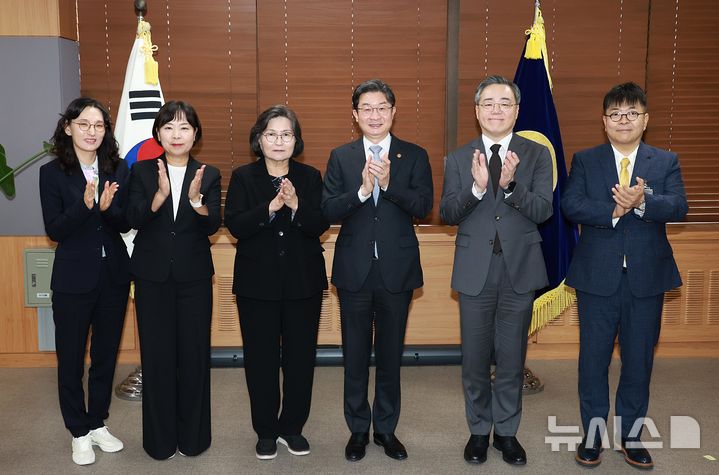 [서울=뉴시스] 이억원 금융위원장이 20일 오후 서울 종로구 정부서울청사에서 제6기 금융위원회 옴부즈만 위촉식을 개최하고, 문미란 한국소비자단체협의회장을 위원장으로 총 5명의 외부전문가를 옴부즈만 위원으로 위촉했다.(사진제공=금융위원회) 2026.10.20. photo@newsis.com