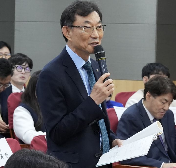 [포천=뉴시스] 지난 19일 서울 국회 의원회관서 열린 ‘경기·인천 지역 대학 지속가능 발전 국회정책토론회’에서 장석환 대진대 총장의 질의 모습. 2026.10.20. (사진=대진대 제공) photo@newsis.com *재판매 및 DB 금지