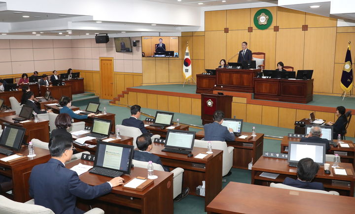 [정읍=뉴시스] 20일 열린 정읍시의회의 제317회 임시회 제2차 본회의, 이복형 의장이 회의를 진행하고 있다. *재판매 및 DB 금지