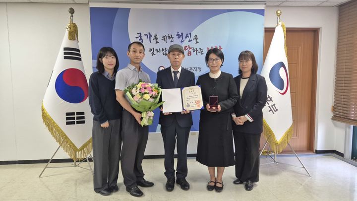 [수원=뉴시스] 고 이창준 지사 독립유공자 포상 전수식(사진=경기남부보훈지청 제공) 2026. 10. 20. photo@newsis.com *재판매 및 DB 금지