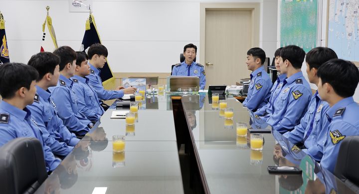 [부산=뉴시스] 20일 오전 부산해양경찰서 성대훈 서장 주관으로 신임 경찰관들을 대상으로 한 특별 교양 교육이 진행되고 있다. (사진=부산해경 제공) 2026.10.20. photo@newsis.com *재판매 및 DB 금지